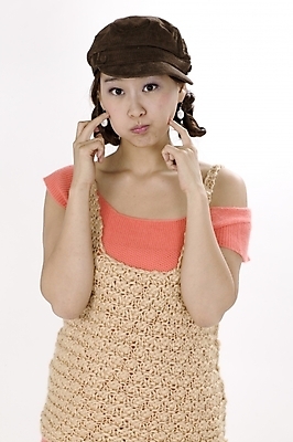 포토 JPG 스튜디오촬영 모델 모자 여자 포즈 모션 양갈래머리 입모양 땋은머리 실내 표정 한명 서기 사람 손짓 상반신 20대 성인 귀여움 한국인 즐거움 니트 묶은머리 여자만 여자한명만 성인여자만 청년만 청년여자만 성인한명만 청년여자한명만 성인여자한명만 성인만 국내포토 모양 1 헤어스타일 잡화 감정 컨셉 상의 동양인 청년 내부 입 파일형식