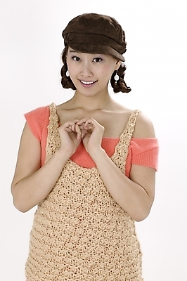 포토 JPG 스튜디오촬영 모델 모자 원피스 여자 포즈 모션 양갈래머리 입모양 땋은머리 실내 표정 한명 서기 미소 사람 손짓 상반신 20대 성인 귀여움 한국인 즐거움 니트 묶은머리 여자만 여자한명만 성인여자만 청년만 청년여자만 성인한명만 청년여자한명만 성인여자한명만 성인만 국내포토 모양 1 헤어스타일 잡화 옷 감정 컨셉 상의 동양인 청년 내부 입 파일형식