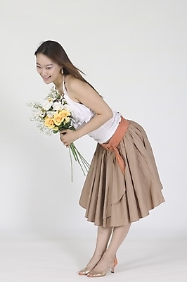 포토 JPG 스튜디오촬영 전신 모델 직업 여자 꽃 행복 구두 꽃다발 프로포즈 모션 실내 허리숙이기 고개숙이기 한명 서기 미소 들기 사람 손짓 20대 성인 옆모습 치마 장미 한국인 벨트 란제리룩 여자만 여자한명만 성인여자만 청년만 청년여자만 성인한명만 청년여자한명만 성인여자한명만 성인만 국내포토 식물 1 잡화 옷 감정 뷰포인트 신발 하의 표정 숙이기 동양인 청년 내부 파일형식