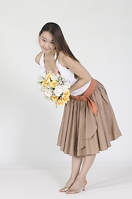 포토 JPG 스튜디오촬영 전신 모델 직업 여자 꽃 행복 구두 꽃다발 프로포즈 모션 실내 허리숙이기 한명 서기 미소 들기 사람 손짓 20대 성인 옆모습 치마 장미 한국인 벨트 란제리룩 여자만 여자한명만 성인여자만 청년만 청년여자만 성인한명만 청년여자한명만 성인여자한명만 성인만 국내포토 식물 1 잡화 옷 감정 뷰포인트 신발 하의 표정 숙이기 동양인 청년 내부 파일형식