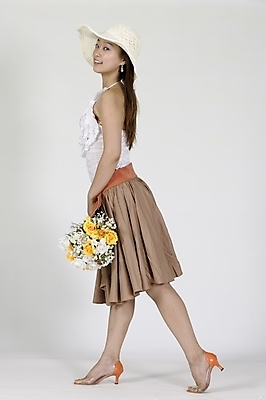 포토 JPG 스튜디오촬영 전신 모델 직업 모자 긴머리 여자 꽃 행복 구두 꽃다발 프로포즈 모션 실내 한명 서기 미소 들기 사람 20대 성인 옆모습 치마 장미 한국인 벨트 란제리룩 고개들기 여자만 여자한명만 성인여자만 청년만 청년여자만 성인한명만 청년여자한명만 성인여자한명만 성인만 국내포토 식물 1 헤어스타일 잡화 옷 감정 뷰포인트 신발 하의 표정 동양인 청년 내부 파일형식