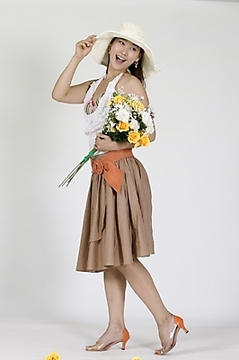 포토 JPG 스튜디오촬영 전신 모델 직업 모자 긴머리 여자 꽃 행복 구두 꽃다발 프로포즈 모션 실내 한명 서기 웃음 들기 사람 20대 성인 옆모습 치마 장미 한국인 벨트 잡기 란제리룩 여자만 여자한명만 성인여자만 청년만 청년여자만 성인한명만 청년여자한명만 성인여자한명만 성인만 국내포토 식물 1 헤어스타일 잡화 옷 감정 뷰포인트 신발 하의 표정 동양인 청년 내부 파일형식