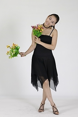 포토 JPG 스튜디오촬영 전신 모델 드레스 여자 행복 꽃다발 프로포즈 모션 실내 사랑 한명 서기 미소 웃음 들기 사람 손짓 20대 성인 컬러풀 한국인 표현 즐거움 갸우뚱 여자만 여자한명만 성인여자만 청년만 청년여자만 성인한명만 청년여자한명만 성인여자한명만 성인만 국내포토 1 옷 꽃 감정 컬러 표정 동양인 청년 내부 파일형식