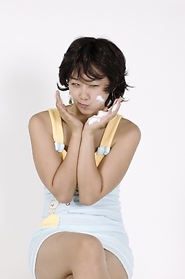 포토 JPG 스튜디오촬영 모델 라이프스타일 웰빙 여자 포즈 모션 입모양 휴식 짧은머리 실내 건강 한명 사람 손짓 상반신 20대 성인 옆모습 목욕 거품 한국인 다리꼬기 목욕가운 거품목욕 입내밀기 곁눈질 여자만 여자한명만 성인여자만 청년만 청년여자만 성인한명만 청년여자한명만 성인여자한명만 성인만 국내포토 모양 1 헤어스타일 뷰포인트 컨셉 동양인 청년 내부 생활 청결 가운 입 파일형식