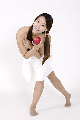 포토 JPG 스튜디오촬영 전신 모델 라이프스타일 긴머리 웰빙 여자 포즈 과일 모션 생머리 양갈래머리 입모양 휴식 실내 건강 허리숙이기 한명 서기 미소 들기 사람 손짓 20대 성인 옆모습 수건 귀여움 목욕 한국인 사과 목욕타월 갈래머리 여자만 여자한명만 성인여자만 청년만 청년여자만 성인한명만 청년여자한명만 성인여자한명만 성인만 국내포토 모양 1 헤어스타일 뷰포인트 컨셉 표정 숙이기 동양인 청년 내부 생활 위생용품 청결 입 파일형식