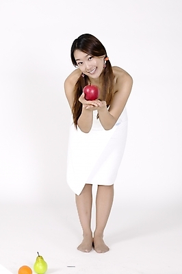 포토 JPG 스튜디오촬영 전신 모델 라이프스타일 긴머리 웰빙 여자 포즈 오렌지 과일 모션 생머리 양갈래머리 입모양 휴식 실내 건강 허리숙이기 한명 서기 미소 들기 사람 손짓 20대 성인 옆모습 수건 귀여움 목욕 한국인 배 사과 고개들기 손모으기 목욕타월 갈래머리 여자만 여자한명만 성인여자만 청년만 청년여자만 성인한명만 청년여자한명만 성인여자한명만 성인만 국내포토 모양 1 헤어스타일 뷰포인트 컨셉 표정 숙이기 동양인 청년 내부 생활 위생용품 청결 입 파일형식