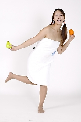 포토 JPG 스튜디오촬영 전신 모델 라이프스타일 긴머리 웰빙 여자 포즈 오렌지 과일 모션 생머리 양갈래머리 입모양 휴식 실내 건강 한명 서기 미소 웃음 들기 사람 손짓 20대 성인 옆모습 수건 귀여움 목욕 한국인 배 즐거움 목욕타월 갈래머리 다리들기 여자만 여자한명만 성인여자만 청년만 청년여자만 성인한명만 청년여자한명만 성인여자한명만 성인만 국내포토 모양 1 헤어스타일 감정 뷰포인트 컨셉 표정 동양인 청년 내부 생활 위생용품 청결 입 파일형식