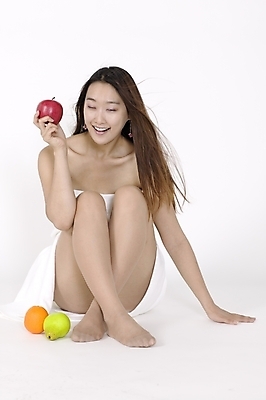 포토 JPG 스튜디오촬영 전신 모델 라이프스타일 긴머리 웰빙 여자 포즈 오렌지 과일 모션 생머리 입모양 날리기 휴식 실내 건강 한명 미소 들기 사람 앉기 손짓 20대 성인 수건 머리카락 목욕 한국인 배 사과 목욕타월 여자만 여자한명만 성인여자만 청년만 청년여자만 성인한명만 청년여자한명만 성인여자한명만 성인만 국내포토 모양 1 헤어스타일 컨셉 표정 동양인 청년 내부 생활 위생용품 머리 청결 입 파일형식