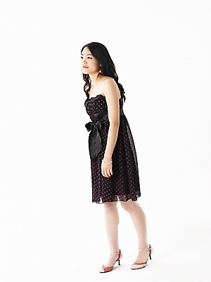 포토 JPG 스튜디오촬영 전신 모델 긴머리 원피스 여자 구두 포즈 실내 한명 누끼 사람 20대 성인 세로 검은색 한국인 하이힐 여자만 여자한명만 성인여자만 청년만 청년여자만 성인한명만 청년여자한명만 성인여자한명만 성인만 국내포토 1 헤어스타일 옷 컬러 신발 동양인 청년 내부 여성화 파일형식