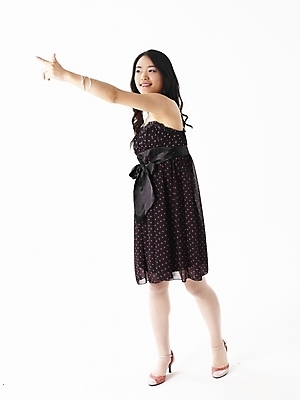 포토 JPG 스튜디오촬영 전신 모델 긴머리 원피스 여자 구두 포즈 손가락 실내 한명 미소 웃음 누끼 사람 손짓 20대 성인 세로 검은색 한국인 하이힐 여자만 여자한명만 성인여자만 청년만 청년여자만 성인한명만 청년여자한명만 성인여자한명만 성인만 국내포토 1 헤어스타일 손 옷 컬러 신발 모션 표정 동양인 청년 내부 여성화 파일형식