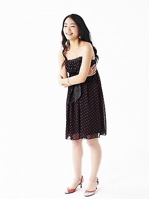 포토 JPG 스튜디오촬영 전신 모델 긴머리 원피스 여자 구두 포즈 실내 한명 미소 웃음 누끼 사람 20대 성인 세로 검은색 한국인 하이힐 여자만 여자한명만 성인여자만 청년만 청년여자만 성인한명만 청년여자한명만 성인여자한명만 성인만 국내포토 1 헤어스타일 옷 컬러 신발 표정 동양인 청년 내부 여성화 파일형식