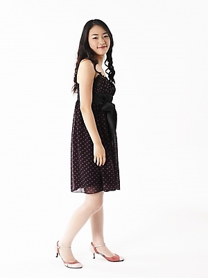 포토 JPG 스튜디오촬영 전신 모델 긴머리 원피스 여자 구두 포즈 실내 한명 미소 누끼 사람 20대 성인 세로 검은색 한국인 하이힐 여자만 여자한명만 성인여자만 청년만 청년여자만 성인한명만 청년여자한명만 성인여자한명만 성인만 국내포토 1 헤어스타일 옷 컬러 신발 표정 동양인 청년 내부 여성화 파일형식