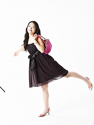 포토 JPG 스튜디오촬영 전신 모델 긴머리 원피스 여자 구두 분홍색 포즈 가방 실내 한명 미소 누끼 사람 이벤트 20대 성인 세로 검은색 한국인 핸드백 하이힐 여자만 여자한명만 성인여자만 청년만 청년여자만 성인한명만 청년여자한명만 성인여자한명만 성인만 국내포토 1 헤어스타일 잡화 옷 컬러 신발 표정 동양인 청년 내부 여성화 파일형식