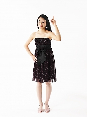 포토 JPG 스튜디오촬영 전신 모델 긴머리 원피스 여자 구두 포즈 손가락 실내 한명 미소 누끼 사람 손짓 20대 성인 세로 검은색 한국인 하이힐 여자만 여자한명만 성인여자만 청년만 청년여자만 성인한명만 청년여자한명만 성인여자한명만 성인만 국내포토 1 헤어스타일 손 옷 컬러 신발 모션 표정 동양인 청년 내부 여성화 파일형식