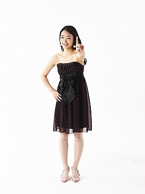 포토 JPG 스튜디오촬영 전신 모델 긴머리 원피스 여자 구두 포즈 손가락 실내 한명 미소 웃음 누끼 사람 손짓 20대 성인 세로 검은색 한국인 하이힐 여자만 여자한명만 성인여자만 청년만 청년여자만 성인한명만 청년여자한명만 성인여자한명만 성인만 국내포토 1 헤어스타일 손 옷 컬러 신발 모션 표정 동양인 청년 내부 여성화 파일형식