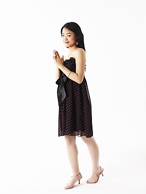 포토 JPG 스튜디오촬영 전신 모델 긴머리 원피스 여자 구두 포즈 실내 한명 미소 누끼 사람 20대 성인 세로 검은색 한국인 하이힐 여자만 여자한명만 성인여자만 청년만 청년여자만 성인한명만 청년여자한명만 성인여자한명만 성인만 국내포토 1 헤어스타일 옷 컬러 신발 표정 동양인 청년 내부 여성화 파일형식