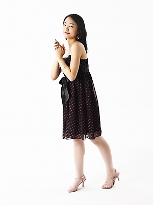 포토 JPG 스튜디오촬영 전신 모델 긴머리 원피스 여자 구두 포즈 실내 한명 미소 누끼 사람 20대 성인 세로 검은색 한국인 하이힐 여자만 여자한명만 성인여자만 청년만 청년여자만 성인한명만 청년여자한명만 성인여자한명만 성인만 국내포토 1 헤어스타일 옷 컬러 신발 표정 동양인 청년 내부 여성화 파일형식