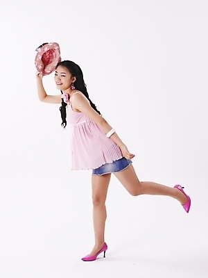 포토 JPG 스튜디오촬영 전신 모델 모자 긴머리 원피스 여자 구두 분홍색 포즈 실내 한명 미소 웃음 누끼 사람 이벤트 20대 성인 세로 치마 한국인 미니스커트 하이힐 여자만 여자한명만 성인여자만 청년만 청년여자만 성인한명만 청년여자한명만 성인여자한명만 성인만 국내포토 1 헤어스타일 잡화 옷 컬러 신발 하의 표정 동양인 청년 내부 여성화 파일형식