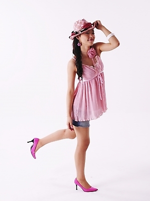 포토 JPG 스튜디오촬영 전신 모델 모자 긴머리 원피스 여자 구두 분홍색 포즈 실내 한명 미소 누끼 사람 이벤트 20대 성인 세로 치마 한국인 미니스커트 하이힐 여자만 여자한명만 성인여자만 청년만 청년여자만 성인한명만 청년여자한명만 성인여자한명만 성인만 국내포토 1 헤어스타일 잡화 옷 컬러 신발 하의 표정 동양인 청년 내부 여성화 파일형식