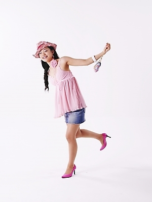 포토 JPG 스튜디오촬영 전신 모델 모자 긴머리 원피스 여자 구두 분홍색 포즈 가방 실내 한명 미소 웃음 누끼 사람 이벤트 20대 성인 세로 치마 한국인 핸드백 미니스커트 하이힐 여자만 여자한명만 성인여자만 청년만 청년여자만 성인한명만 청년여자한명만 성인여자한명만 성인만 국내포토 1 헤어스타일 잡화 옷 컬러 신발 하의 표정 동양인 청년 내부 여성화 파일형식