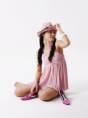 포토 JPG 스튜디오촬영 전신 모델 모자 긴머리 원피스 여자 구두 분홍색 포즈 실내 한명 미소 누끼 사람 이벤트 20대 성인 세로 치마 한국인 미니스커트 하이힐 여자만 여자한명만 성인여자만 청년만 청년여자만 성인한명만 청년여자한명만 성인여자한명만 성인만 국내포토 1 헤어스타일 잡화 옷 컬러 신발 하의 표정 동양인 청년 내부 여성화 파일형식