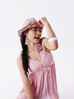 포토 JPG 스튜디오촬영 모델 모자 긴머리 여자 분홍색 포즈 실내 표정 한명 미소 누끼 사람 이벤트 상반신 20대 성인 세로 한국인 여자만 여자한명만 성인여자만 청년만 청년여자만 성인한명만 청년여자한명만 성인여자한명만 성인만 국내포토 1 헤어스타일 잡화 컬러 동양인 청년 내부 파일형식