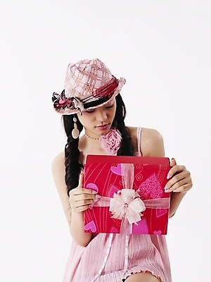 포토 JPG 스튜디오촬영 모델 모자 긴머리 원피스 여자 분홍색 포즈 실내 표정 한명 누끼 사람 이벤트 상반신 20대 성인 세로 선물상자 한국인 여자만 여자한명만 성인여자만 청년만 청년여자만 성인한명만 청년여자한명만 성인여자한명만 성인만 국내포토 1 헤어스타일 잡화 옷 컬러 선물 동양인 청년 내부 상자 파일형식