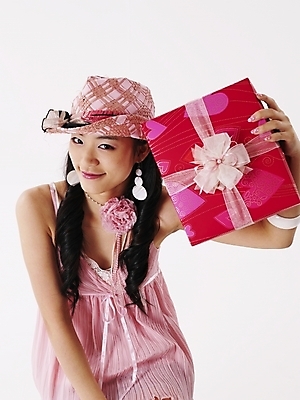 포토 JPG 스튜디오촬영 모델 모자 긴머리 원피스 여자 분홍색 포즈 실내 표정 한명 미소 누끼 사람 이벤트 상반신 20대 성인 세로 선물상자 한국인 여자만 여자한명만 성인여자만 청년만 청년여자만 성인한명만 청년여자한명만 성인여자한명만 성인만 국내포토 1 헤어스타일 잡화 옷 컬러 선물 동양인 청년 내부 상자 파일형식