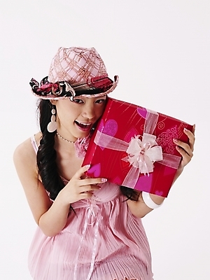 포토 JPG 스튜디오촬영 모델 모자 긴머리 원피스 여자 분홍색 포즈 실내 표정 한명 미소 누끼 사람 이벤트 상반신 20대 성인 세로 선물상자 한국인 여자만 여자한명만 성인여자만 청년만 청년여자만 성인한명만 청년여자한명만 성인여자한명만 성인만 국내포토 1 헤어스타일 잡화 옷 컬러 선물 동양인 청년 내부 상자 파일형식