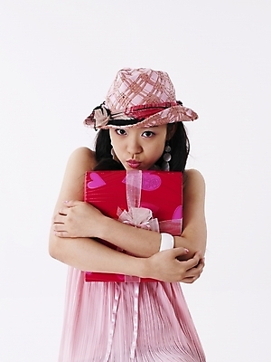 포토 JPG 스튜디오촬영 모델 모자 긴머리 원피스 여자 분홍색 포즈 실내 표정 한명 누끼 사람 이벤트 상반신 20대 성인 세로 선물상자 한국인 여자만 여자한명만 성인여자만 청년만 청년여자만 성인한명만 청년여자한명만 성인여자한명만 성인만 국내포토 1 헤어스타일 잡화 옷 컬러 선물 동양인 청년 내부 상자 파일형식