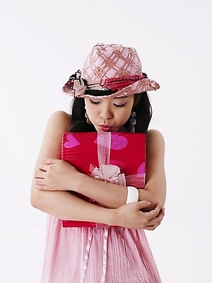 포토 JPG 스튜디오촬영 모델 모자 긴머리 원피스 여자 분홍색 포즈 실내 표정 한명 누끼 사람 이벤트 상반신 20대 성인 세로 선물상자 한국인 여자만 여자한명만 성인여자만 청년만 청년여자만 성인한명만 청년여자한명만 성인여자한명만 성인만 국내포토 1 헤어스타일 잡화 옷 컬러 선물 동양인 청년 내부 상자 파일형식