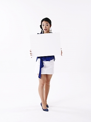 포토 JPG 스튜디오촬영 전신 여자 구두 포즈 프레임 실내 한명 누끼 사람 20대 성인 세로 파란색 치마 한국인 미니스커트 흰색 하이힐 백지 패널 여자만 여자한명만 성인여자만 청년만 청년여자만 성인한명만 청년여자한명만 성인여자한명만 성인만 국내포토 1 컬러 신발 하의 동양인 청년 내부 여성화 파일형식