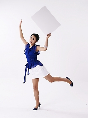 포토 JPG 스튜디오촬영 전신 여자 구두 포즈 프레임 실내 한명 미소 웃음 누끼 사람 20대 성인 세로 파란색 치마 한국인 미니스커트 흰색 하이힐 백지 패널 여자만 여자한명만 성인여자만 청년만 청년여자만 성인한명만 청년여자한명만 성인여자한명만 성인만 국내포토 1 컬러 신발 하의 표정 동양인 청년 내부 여성화 파일형식