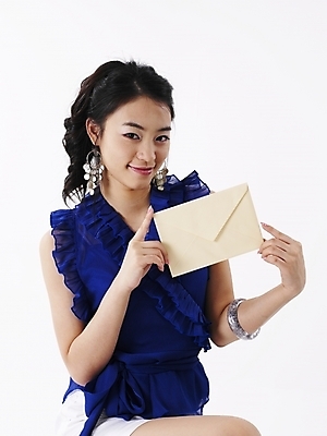 포토 JPG 스튜디오촬영 모델 여자 포즈 편지봉투 실내 표정 한명 미소 누끼 사람 상반신 20대 성인 세로 파란색 한국인 편지 우편물 여자만 여자한명만 성인여자만 청년만 청년여자만 성인한명만 청년여자한명만 성인여자한명만 성인만 국내포토 1 컬러 봉투 동양인 청년 내부 파일형식