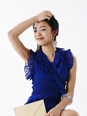 포토 JPG 스튜디오촬영 모델 여자 포즈 편지봉투 실내 표정 한명 미소 누끼 사람 상반신 20대 성인 세로 파란색 한국인 편지 우편물 여자만 여자한명만 성인여자만 청년만 청년여자만 성인한명만 청년여자한명만 성인여자한명만 성인만 국내포토 1 컬러 봉투 동양인 청년 내부 파일형식