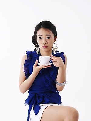 포토 JPG 스튜디오촬영 모델 여자 포즈 실내 표정 한명 누끼 사람 상반신 20대 성인 세로 파란색 치마 한국인 미니스커트 흰색 커피잔 찻잔 여자만 여자한명만 성인여자만 청년만 청년여자만 성인한명만 청년여자한명만 성인여자한명만 성인만 국내포토 1 커피 컬러 하의 잔 동양인 청년 내부 파일형식