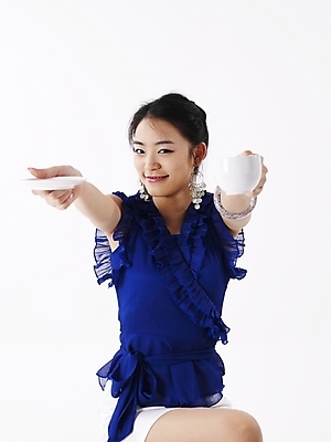 포토 JPG 스튜디오촬영 모델 여자 포즈 실내 표정 한명 미소 누끼 사람 상반신 20대 성인 세로 파란색 치마 한국인 미니스커트 흰색 커피잔 찻잔 여자만 여자한명만 성인여자만 청년만 청년여자만 성인한명만 청년여자한명만 성인여자한명만 성인만 국내포토 1 커피 컬러 하의 잔 동양인 청년 내부 파일형식