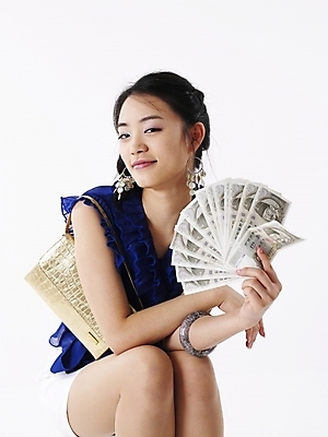 포토 JPG 스튜디오촬영 여자 포즈 지폐 돈 가방 실내 표정 한명 미소 누끼 사람 상반신 20대 성인 세로 금융 경제 파란색 치마 한국인 핸드백 금색 미니스커트 흰색 여자만 여자한명만 성인여자만 청년만 청년여자만 성인한명만 청년여자한명만 성인여자한명만 성인만 국내포토 1 잡화 컬러 하의 동양인 청년 내부 재산 파일형식