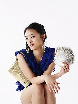 포토 JPG 스튜디오촬영 여자 포즈 지폐 돈 가방 실내 표정 한명 미소 누끼 사람 상반신 20대 성인 세로 금융 경제 파란색 치마 한국인 핸드백 금색 미니스커트 흰색 여자만 여자한명만 성인여자만 청년만 청년여자만 성인한명만 청년여자한명만 성인여자한명만 성인만 국내포토 1 잡화 컬러 하의 동양인 청년 내부 재산 파일형식