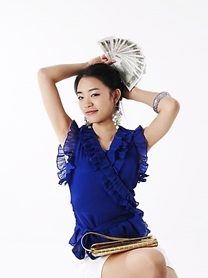 포토 JPG 스튜디오촬영 여자 포즈 지폐 돈 가방 실내 표정 한명 미소 누끼 사람 상반신 20대 성인 세로 금융 경제 파란색 치마 한국인 핸드백 금색 미니스커트 흰색 여자만 여자한명만 성인여자만 청년만 청년여자만 성인한명만 청년여자한명만 성인여자한명만 성인만 국내포토 1 잡화 컬러 하의 동양인 청년 내부 재산 파일형식