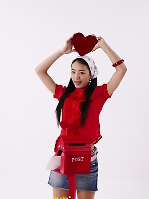 포토 JPG 스튜디오촬영 여자 포즈 실내 표정 두건 사랑 한명 미소 누끼 사람 이벤트 상반신 20대 성인 빨간색 세로 선물상자 치마 상자 한국인 우체통 미니스커트 하트 여자만 여자한명만 성인여자만 청년만 청년여자만 성인한명만 청년여자한명만 성인여자한명만 성인만 국내포토 모양 1 감정 컬러 하의 선물 동양인 청년 내부 파일형식