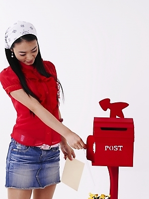 포토 JPG 스튜디오촬영 여자 포즈 편지봉투 실내 표정 두건 한명 누끼 사람 상반신 20대 성인 빨간색 세로 치마 한국인 우체통 미니스커트 편지 여자만 여자한명만 성인여자만 청년만 청년여자만 성인한명만 청년여자한명만 성인여자한명만 성인만 국내포토 1 컬러 하의 봉투 동양인 청년 내부 파일형식