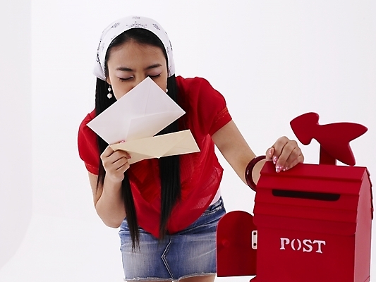 포토 JPG 스튜디오촬영 여자 포즈 편지봉투 실내 표정 두건 한명 누끼 사람 상반신 20대 성인 가로 빨간색 치마 한국인 우체통 미니스커트 편지 여자만 여자한명만 성인여자만 청년만 청년여자만 성인한명만 청년여자한명만 성인여자한명만 성인만 국내포토 1 컬러 하의 봉투 동양인 청년 내부 파일형식