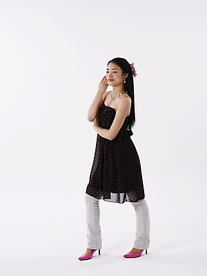 포토 JPG 스튜디오촬영 전신 모델 긴머리 원피스 여자 구두 분홍색 포즈 목걸이 장신구 실내 한명 미소 누끼 사람 20대 성인 세로 치마 귀걸이 검은색 한국인 청바지 하이힐 여자만 여자한명만 성인여자만 청년만 청년여자만 성인한명만 청년여자한명만 성인여자한명만 성인만 국내포토 1 헤어스타일 옷 컬러 신발 바지 하의 표정 동양인 청년 내부 여성화 파일형식