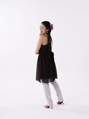 포토 JPG 스튜디오촬영 전신 모델 긴머리 원피스 여자 구두 분홍색 포즈 목걸이 장신구 실내 한명 미소 웃음 누끼 사람 20대 성인 세로 치마 귀걸이 검은색 한국인 청바지 하이힐 여자만 여자한명만 성인여자만 청년만 청년여자만 성인한명만 청년여자한명만 성인여자한명만 성인만 국내포토 1 헤어스타일 옷 컬러 신발 바지 하의 표정 동양인 청년 내부 여성화 파일형식