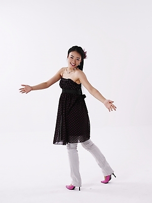 포토 JPG 스튜디오촬영 전신 모델 긴머리 원피스 여자 구두 분홍색 포즈 목걸이 장신구 실내 한명 미소 웃음 누끼 사람 손짓 20대 성인 세로 치마 귀걸이 검은색 한국인 청바지 하이힐 여자만 여자한명만 성인여자만 청년만 청년여자만 성인한명만 청년여자한명만 성인여자한명만 성인만 국내포토 1 헤어스타일 옷 컬러 신발 바지 모션 하의 표정 동양인 청년 내부 여성화 파일형식