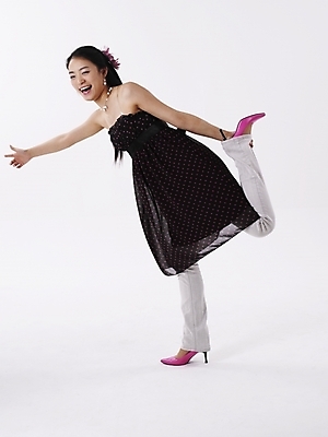 포토 JPG 스튜디오촬영 전신 모델 긴머리 원피스 여자 구두 분홍색 포즈 목걸이 장신구 실내 한명 미소 웃음 누끼 사람 손짓 20대 성인 세로 치마 귀걸이 검은색 한국인 청바지 하이힐 여자만 여자한명만 성인여자만 청년만 청년여자만 성인한명만 청년여자한명만 성인여자한명만 성인만 국내포토 1 헤어스타일 옷 컬러 신발 바지 모션 하의 표정 동양인 청년 내부 여성화 파일형식