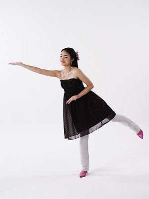 포토 JPG 스튜디오촬영 전신 모델 긴머리 원피스 여자 구두 분홍색 포즈 목걸이 장신구 실내 한명 미소 누끼 사람 손짓 20대 성인 세로 치마 귀걸이 검은색 한국인 청바지 가리킴 하이힐 여자만 여자한명만 성인여자만 청년만 청년여자만 성인한명만 청년여자한명만 성인여자한명만 성인만 국내포토 1 헤어스타일 옷 컬러 신발 바지 모션 하의 표정 동양인 청년 내부 여성화 파일형식