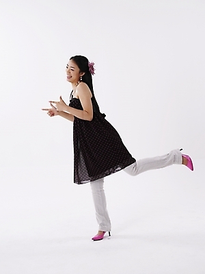 포토 JPG 스튜디오촬영 전신 모델 긴머리 원피스 여자 구두 분홍색 포즈 목걸이 장신구 실내 한명 미소 웃음 누끼 사람 손짓 20대 성인 세로 치마 귀걸이 검은색 한국인 청바지 가리킴 하이힐 여자만 여자한명만 성인여자만 청년만 청년여자만 성인한명만 청년여자한명만 성인여자한명만 성인만 국내포토 1 헤어스타일 옷 컬러 신발 바지 모션 하의 표정 동양인 청년 내부 여성화 파일형식