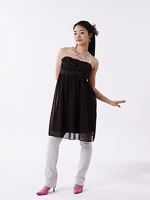 포토 JPG 스튜디오촬영 전신 모델 긴머리 원피스 여자 구두 분홍색 포즈 목걸이 장신구 실내 한명 미소 누끼 사람 20대 성인 세로 치마 귀걸이 검은색 한국인 청바지 하이힐 여자만 여자한명만 성인여자만 청년만 청년여자만 성인한명만 청년여자한명만 성인여자한명만 성인만 국내포토 1 헤어스타일 옷 컬러 신발 바지 하의 표정 동양인 청년 내부 여성화 파일형식